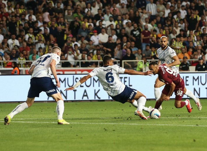 4-2'den sonra iki futbolcunun fişini çekti: Siz Fenerbahçe'nin topçusu değilsiniz! - Resim: 3