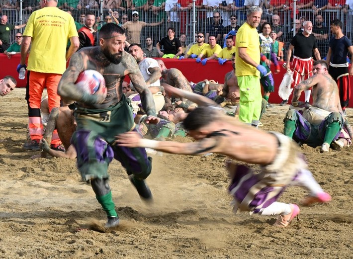 Seyircisi şaşkın oyuncusu yarı baygın: Calcio Storico başladı - Resim: 22