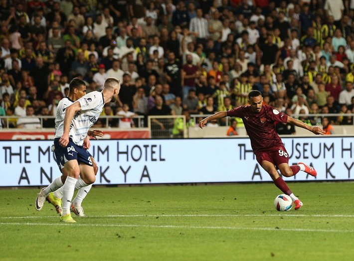 4-2'den sonra iki futbolcunun fişini çekti: Siz Fenerbahçe'nin topçusu değilsiniz! - Resim: 4