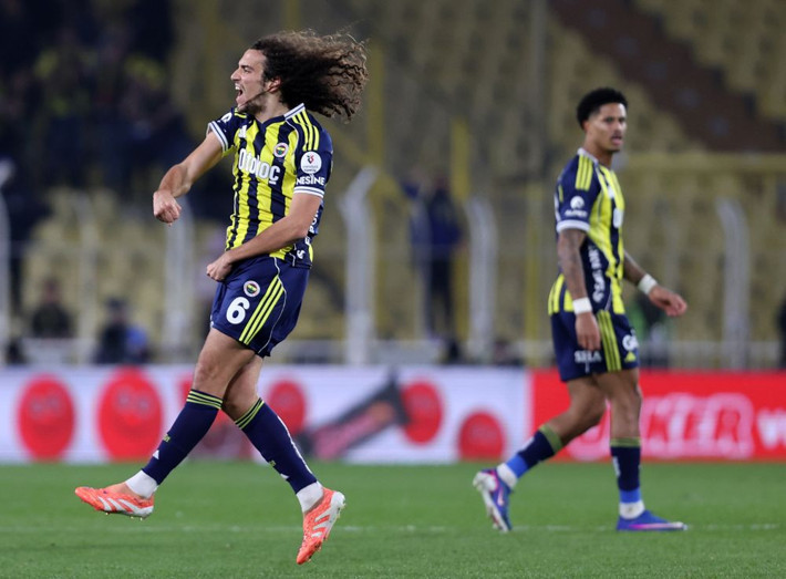 3-2'nin ardından Fenerbahçe taraftarlarına ders: Homurdandığınız adam sizi şampiyonluk yarışında tuttu - Resim: 2