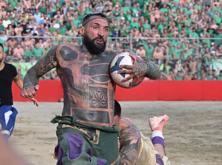 Seyircisi şaşkın oyuncusu yarı baygın: Calcio Storico başladı - Resim: 3
