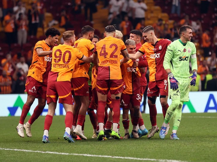 Dursun Özbek Dzeko ve Visca'nın uykularını kaçıran orta saha için görüşmelere başladı! 18 maçta 9 gol 3 asist - Resim: 11