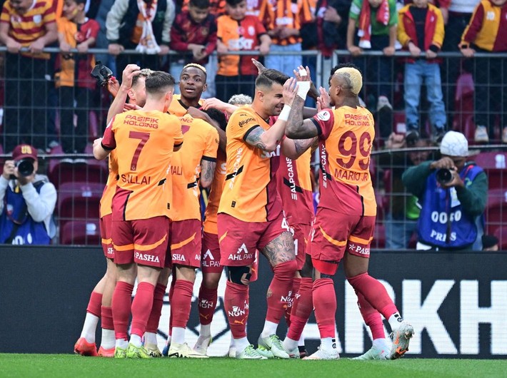 Torreira En Nesyri ve Dzeko'dan daha fazla gol attı ünlü yorumcu çıldırdı: Çöp bunlar çöp! - Resim: 2