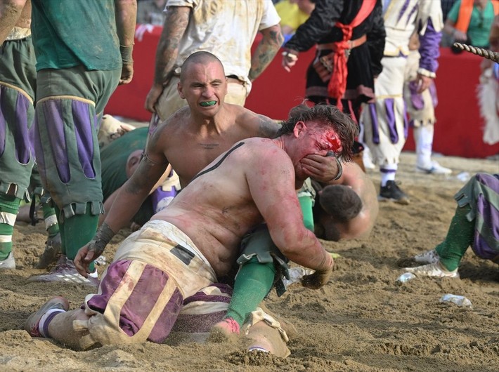 Seyircisi şaşkın oyuncusu yarı baygın: Calcio Storico başladı - Resim: 17