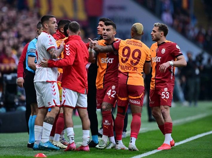 Ali Koç İcardi'yi kendi otelinde ağırladı Yener İnce 4-1'den sonra bombayı patlattı: Bizim oyuncumuz değil - Resim: 6