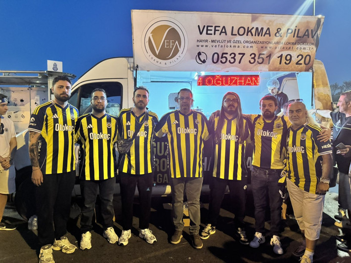 Fenerbahçe taraftarları 12 yıl sonra UEFA Şampiyonlar Ligi için tribünlerde - Resim: 2