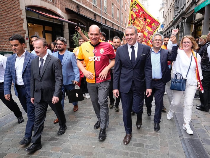 Belçika'daki Manneken Pis heykeline Galatasaray forması giydirildi - Resim: 7