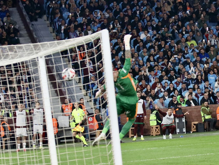 Barış Alper Yılmaz'ın Pina'ya yaptığı hareket kırmızı mıydı? Trio 16 pozisyonu tek tek yorumladı - Resim: 16