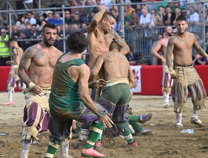 Seyircisi şaşkın oyuncusu yarı baygın: Calcio Storico başladı - Resim: 15