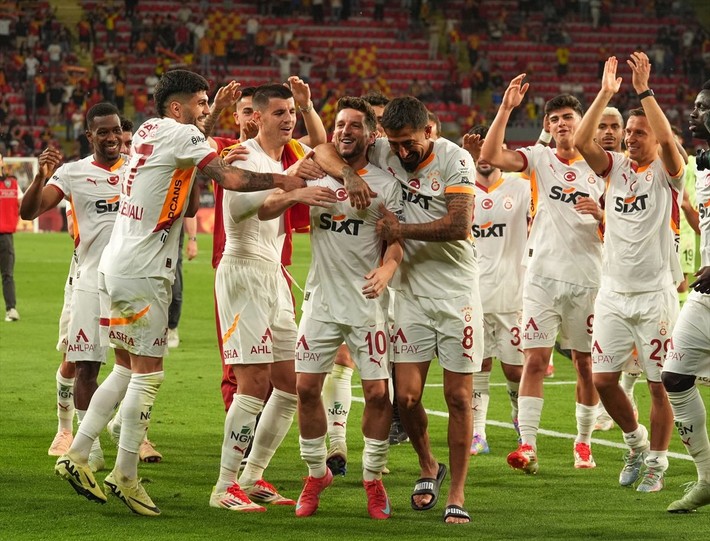 İzmir'de maçın ardından şoke eden olay! Galatasaray takım otobüsüne taşlı saldırı - Resim: 2