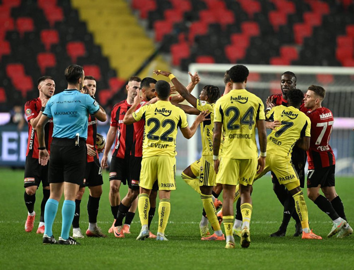 Jorge Jesus transfer etti Tedesco vitrine çıkardı! Fenerbahçe'nin üç yıldızı için Kadıköy'e geliyorlar - Resim: 5