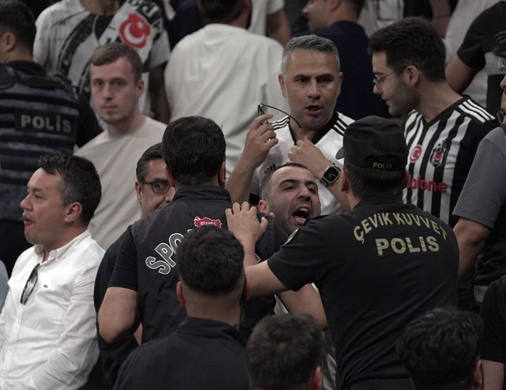 Derbide kavga çıktı! Ali Koç sahadan koşarak çıktı - Resim: 5