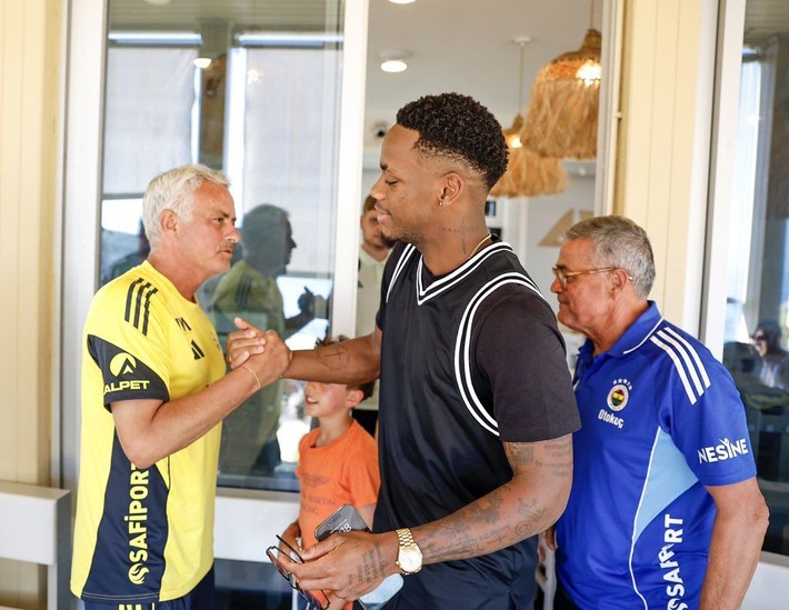 Jhon Duran: Manchester United'dan teklif aldım Fenerbahçe'ye söz verdim! - Resim: 1