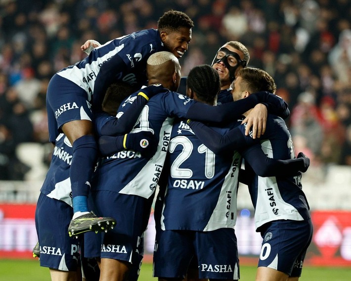 Ali Koç yıldız futbolcuya rest çekti: "7 milyon euro bonservis getir, ayrıl" - Resim: 5