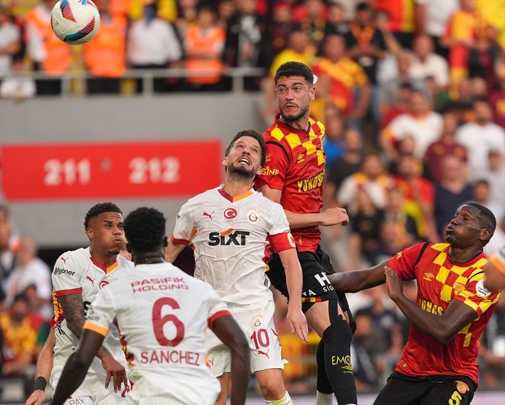 İzmir'de maçın ardından şoke eden olay! Galatasaray takım otobüsüne taşlı saldırı - Resim: 1