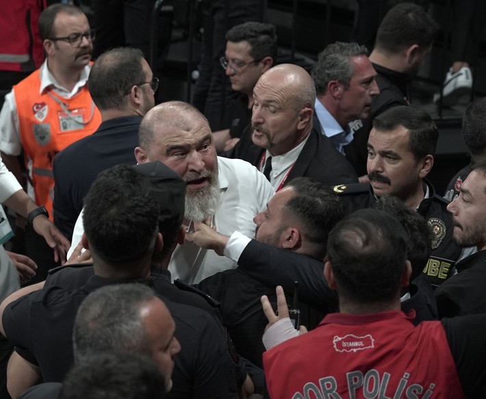 Derbide kavga çıktı! Ali Koç sahadan koşarak çıktı - Resim: 6