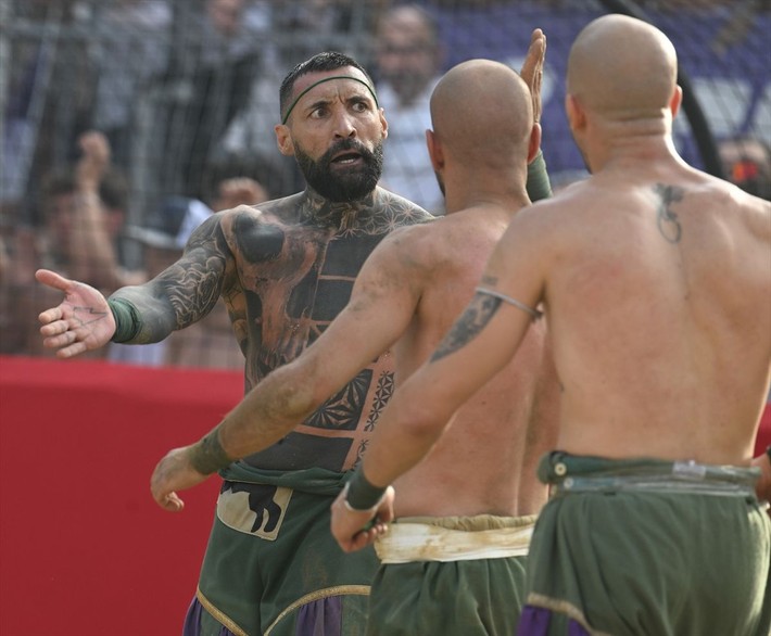 Seyircisi şaşkın oyuncusu yarı baygın: Calcio Storico başladı - Resim: 21