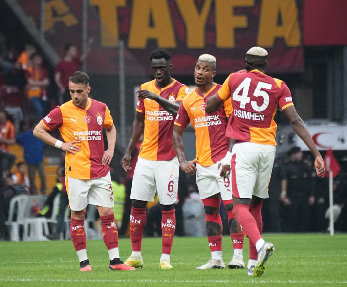 Galatasaray'da ayrılık depremi! 6 ismin bileti kesildi 4 oyuncu belirsiz - Resim: 6