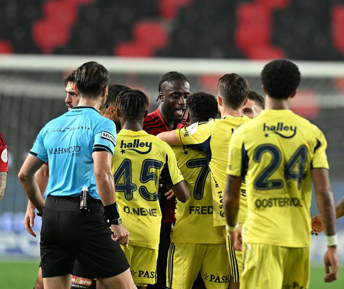 Jorge Jesus transfer etti Tedesco vitrine çıkardı! Fenerbahçe'nin üç yıldızı için Kadıköy'e geliyorlar - Resim: 4