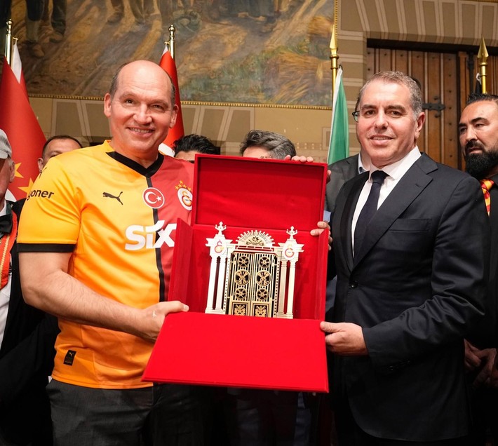 Belçika'daki Manneken Pis heykeline Galatasaray forması giydirildi - Resim: 5