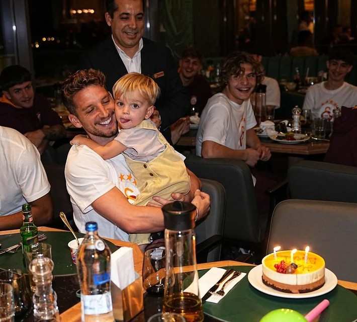 Mertens ve eşi, doğacak kız çocuklarına verecek Türkçe ismi buldu - Resim: 8