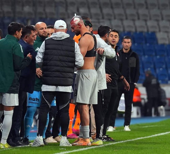 Süper Lig'de korkutan an! Kanlar içinde maça devam etti - Resim: 5