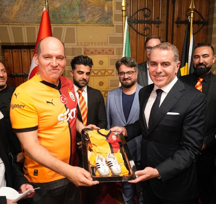Belçika'daki Manneken Pis heykeline Galatasaray forması giydirildi - Resim: 3