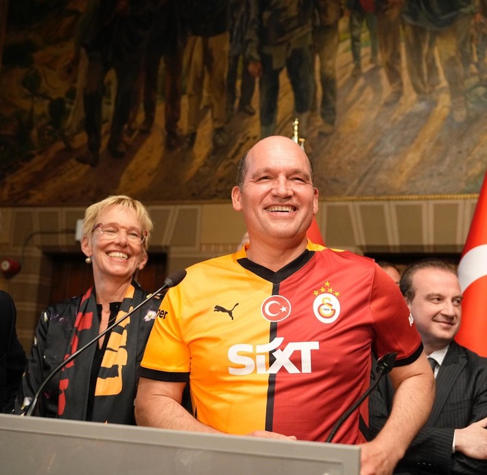 Belçika'daki Manneken Pis heykeline Galatasaray forması giydirildi - Resim: 8