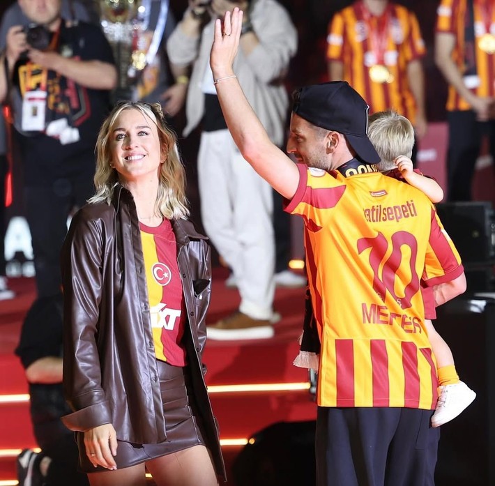 Mertens ve eşi, doğacak kız çocuklarına verecek Türkçe ismi buldu - Resim: 7