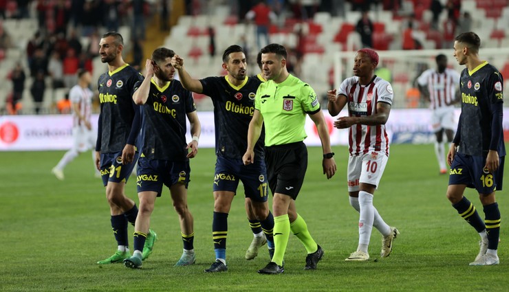Fenerbahçe soyunma odası karıştı!