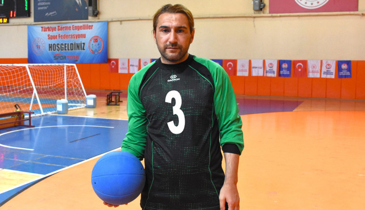 Görme engelli genç, bir hayalle başladığı golbolde başarıya koşuyor