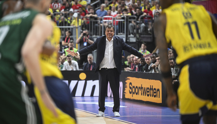 Ergin Ataman, Fenerbahçe'ye karşı 117. maçında 63. galibiyetini yaşadı