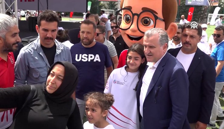 Gençlik ve Spor Bakanı Bak, GSB Spor Okulları'nın açılışına katıldı