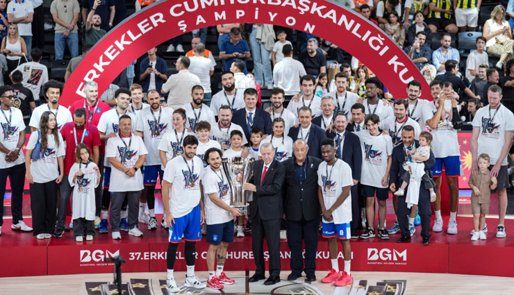 Anadolu Efes kupasını aldı