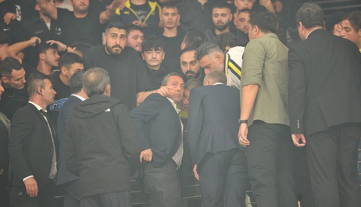 Fenerbahçe-Beşiktaş maçında ortalık karıştı!