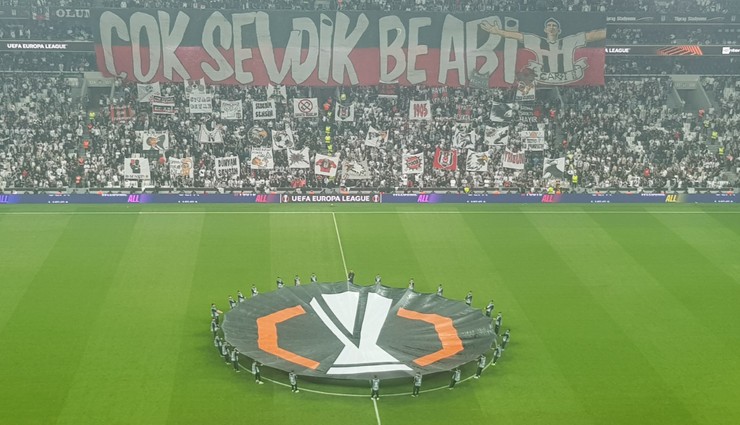 Beşiktaş taraftarından özel pankartlar