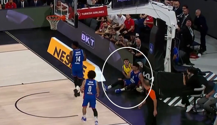 Anadolu Efes-Fenerbahçe maçında saha karıştı! Hakemden diskalifiye kararı geldi