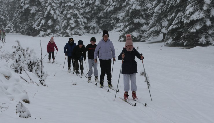 Bolu'nun yüksek kesimlerinde kar yağışını fırsat bilen kayaklı koşu sporcuları antrenmanlara başladı