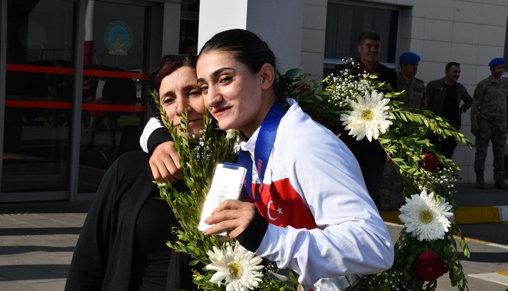 Milli boksör Pınar Benek’e Şırnak'ta görkemli karşılama