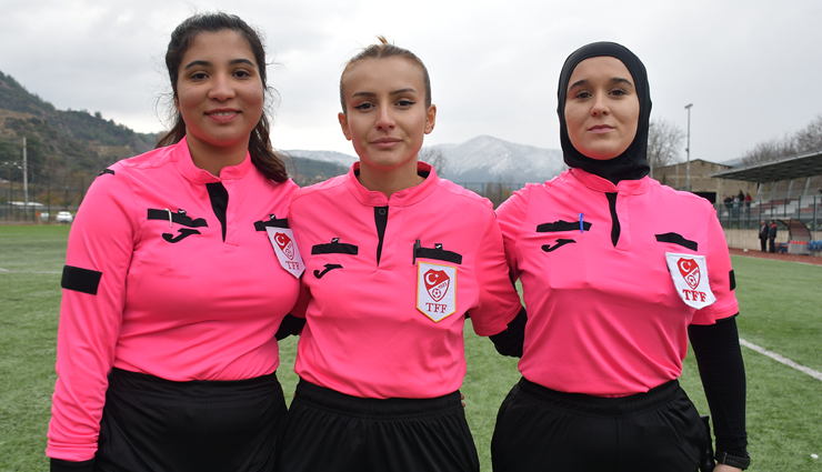 Bilecik'te 3 kadın hakem, kadına yönelik şiddete dikkati çekmek için futbol maçı yönetti
