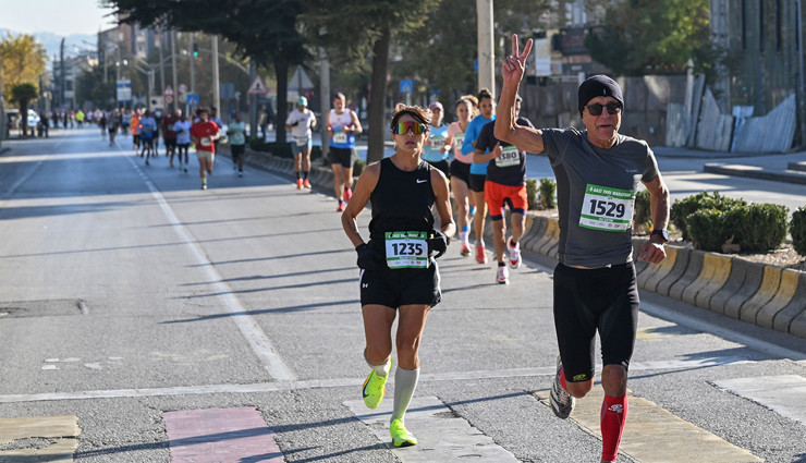 Gaziantep'te düzenlenen "6. Gazi Yarı Maratonu ve Halk Koşusu" tamamlandı