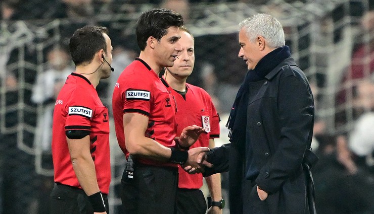 Jose Mourinho derbi sonrası maçın hakemi Mehmet Türkmen'e sarıldı!