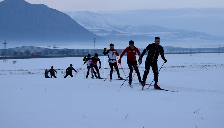 Bitlisli kayakçılar, soğuk havada yarışlara hazırlanıyor