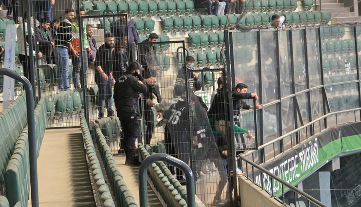 Kocaelispor - Iğdır FK maçında tribünde olay çıktı