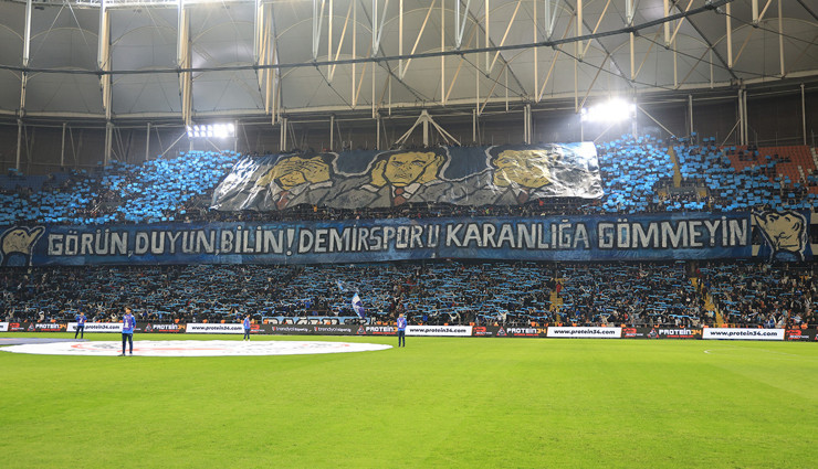 Adana Demirspor tribünlerinden Fenerbahçe maçında anlamlı koreografi