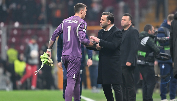 Galatasaray taraftarlarından Muslera'ya pankart! Sosyal medya ikiye bölündü