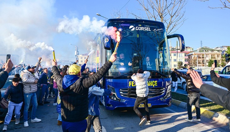 Fenerbahçe derbiye meşalelerle uğurlandı