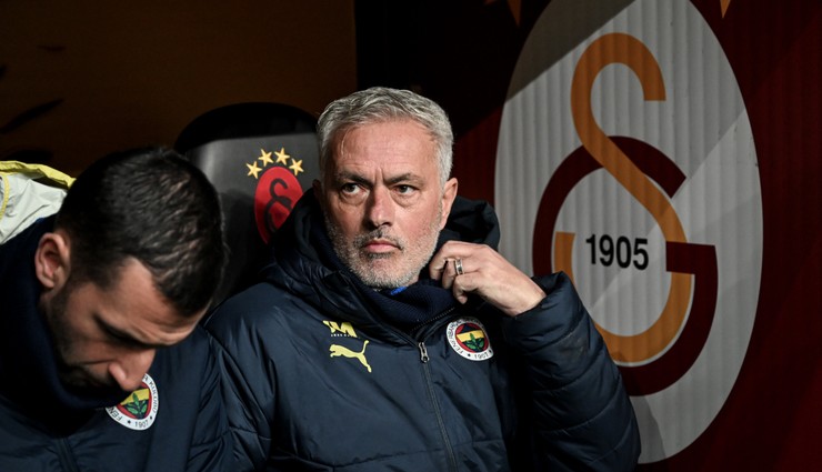Chelsea taraftarından Mourinho tezahüratı