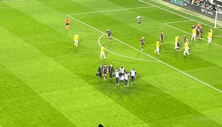 Kadıköy'de korkutan sakatlık! Kafa kafaya çarpıştılar