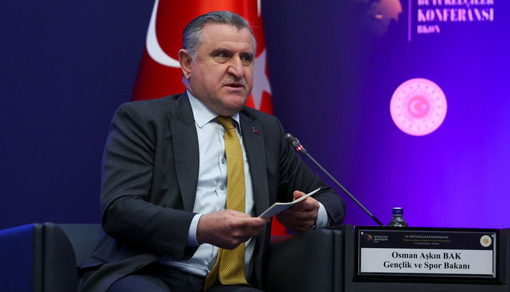 Bakan Bak, milli güreşçileri tebrik etti